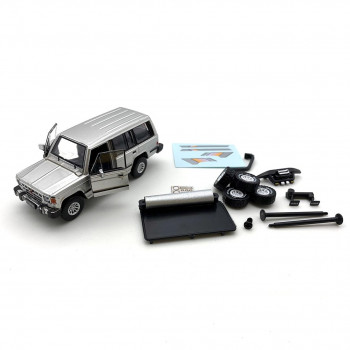 ビ-エムクリエイションズ 三菱 1st Gen パジェロ 83 シルバー ストライプ柄 LHD 1/64スケール 64B0191